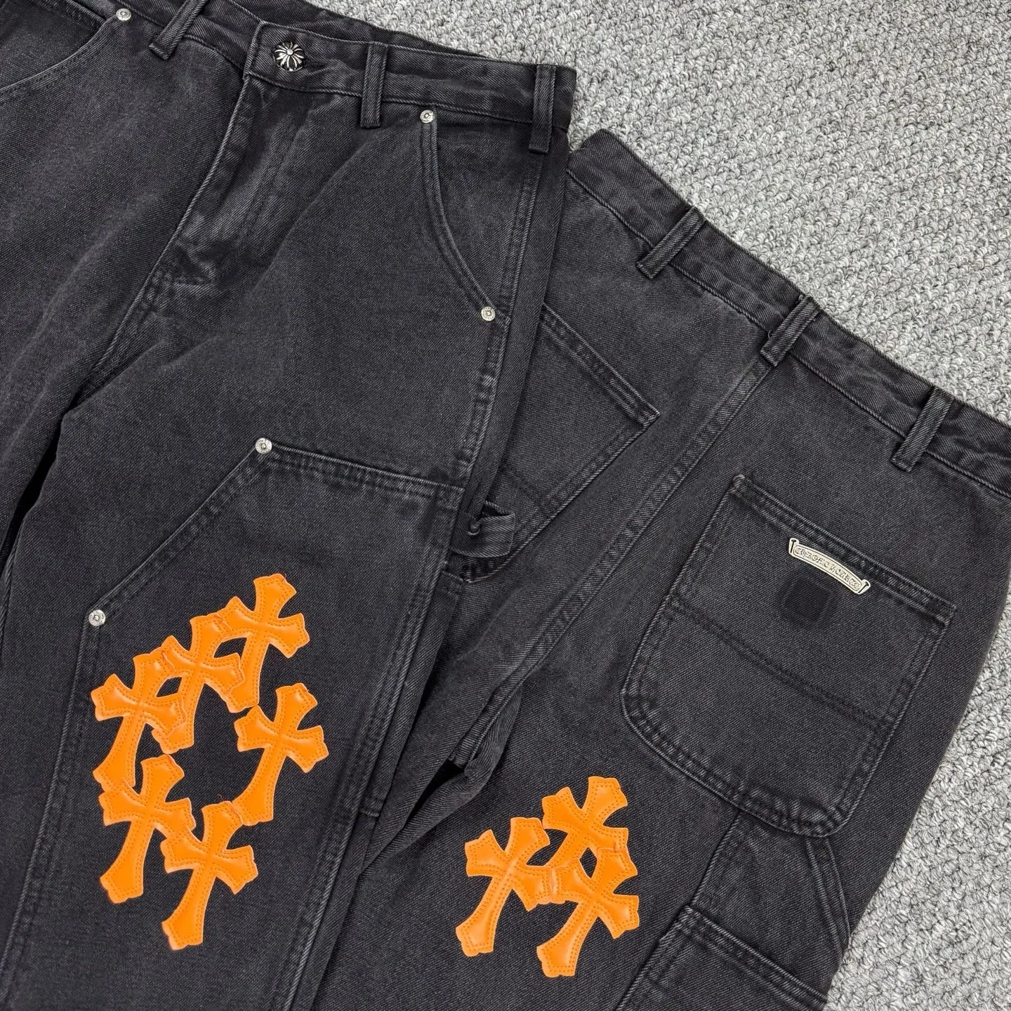 P280 Style number: H861 Chrome Hearts & Chrome Hearts 25FW CH workwear logging black and orange leather limited edition cow king jeans Chrome Hearts' most popular color pants are made of beaded canvas fabric, and heavy washing makes the upper body of the fabric more textured and the pants are tall and straight! The three-dimensional cutting of the whole trousers is a masterpiece! The hardware is customized by zp. The beaded canvas fabric is thick and soft after being washed. It has good breathability. Customized small leather label. Unique design. The details are simple and elegant, and the workmanship is exquisite. The whole trousers are neatly routed and the details are in place! It’s so cool that both men and women can easily control the genderless trend!  Size: 30-32-34-36 Color: black